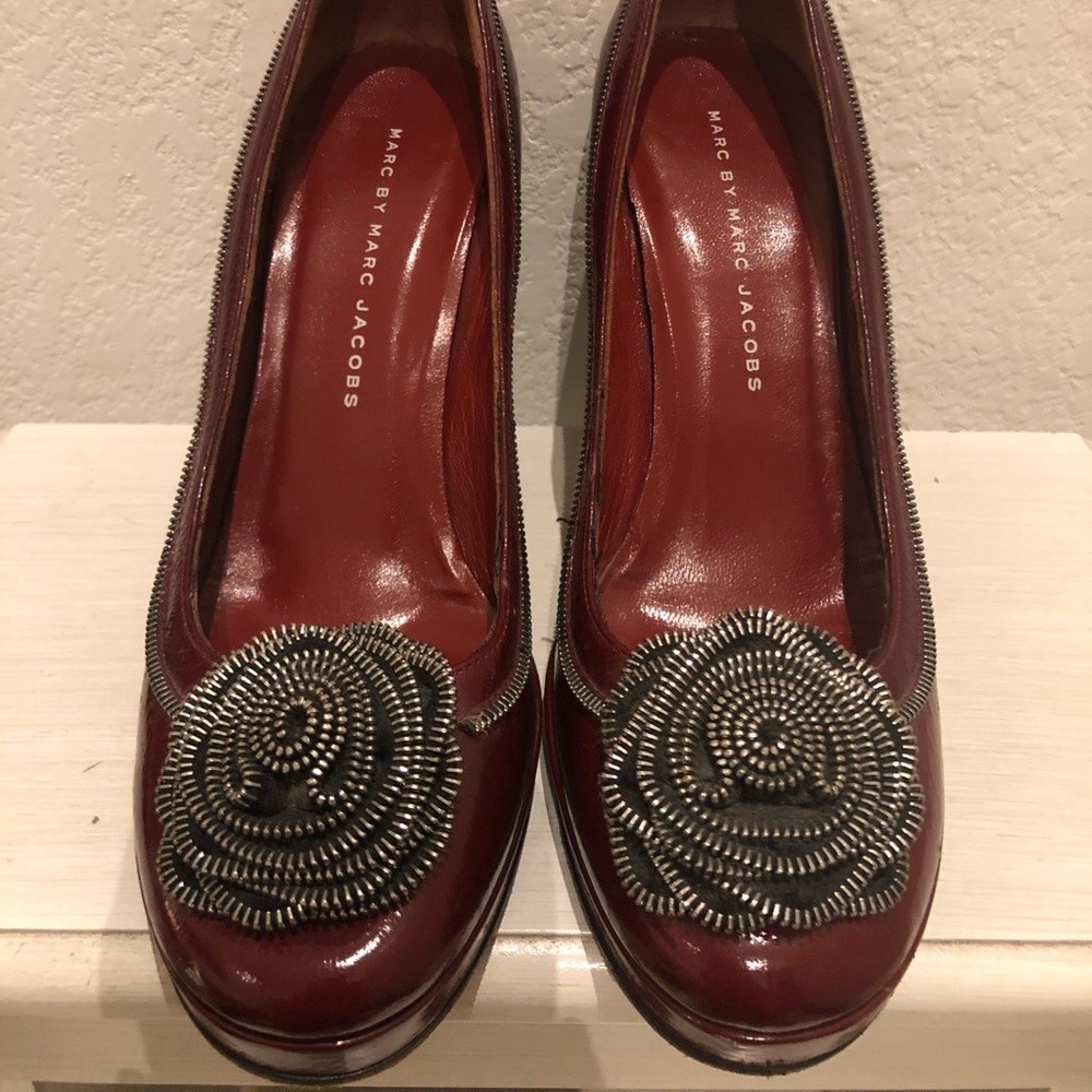 Vintage Marc Jacobs! Stunning red heel w flower